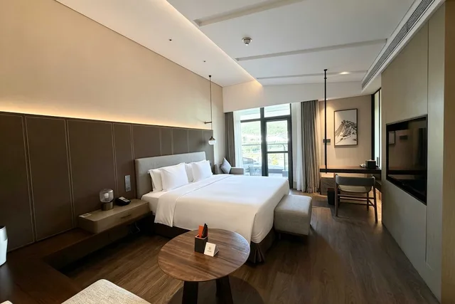 غرفة بريميوم بسرير كينج بإطلالة على الجبل، Crowne Plaza CHONGLI RESORT 6/10