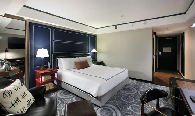غرفة ديلوكس بسرير كينج في طابق مرتفع، The Liberty, A Luxury Collection Hotel, Boston 1/3