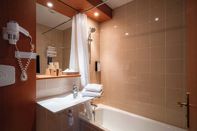 غرفة قياسية بسرير مزدوج وسرير فردي، Hotel Kyriad Rennes Nord 9/10