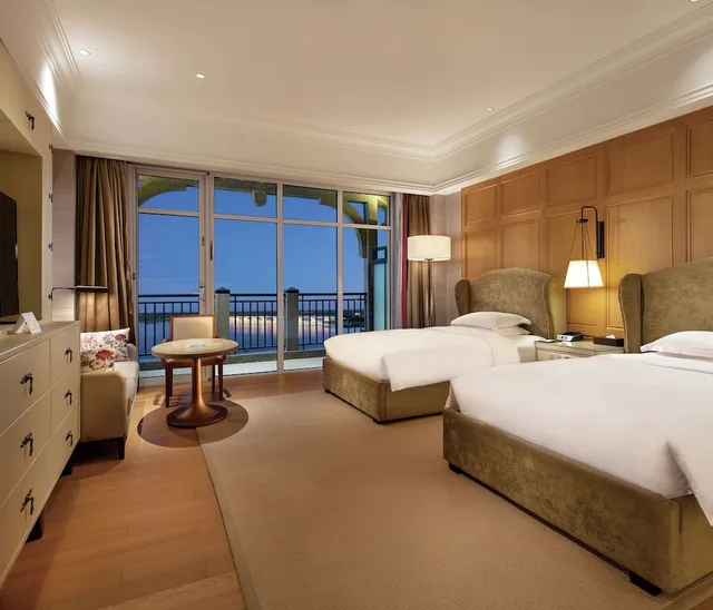 غرفة بسريرين منفصلين بإطلالة على البحيرة، Hilton Wenan 1/6