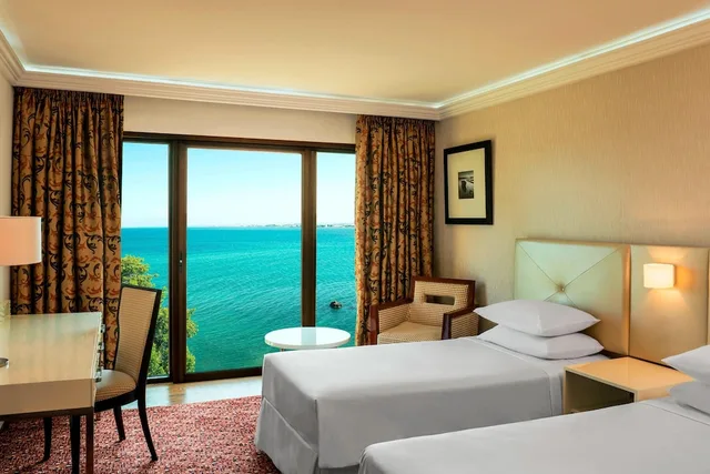غرفة كلوب بسريرين منفصلين بإطلالة على الحديقة مع دخول صالة النادي، Sheraton Djibouti 1/5