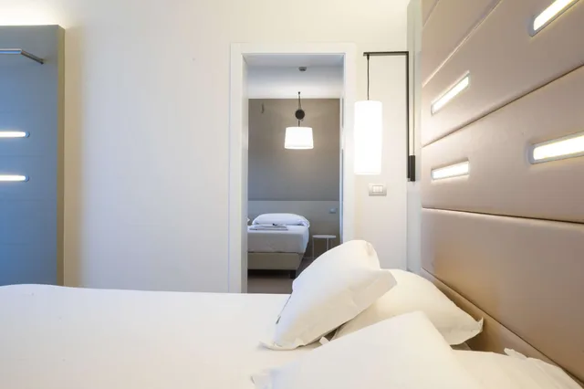 غرفة قياسية بسرير كينج وسريرين منفصلين للمدخنين، Best Western Plus Tower Hotel Bologna 7/10