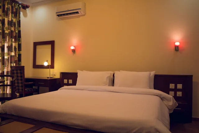 جناح فاخر بسرير كينج بإطلالة على المسبح، Sunrise Beach Resort 1/4
