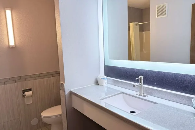 جناح بسرير كينج بجاكوزي، Coratel Inn & Suites by Jasper Hastings 8/10