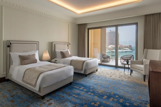 غرفة بسرير كينج بغرفتي نوم، The St. Regis Marsa Arabia Island, The Pearl Qatar 1/10