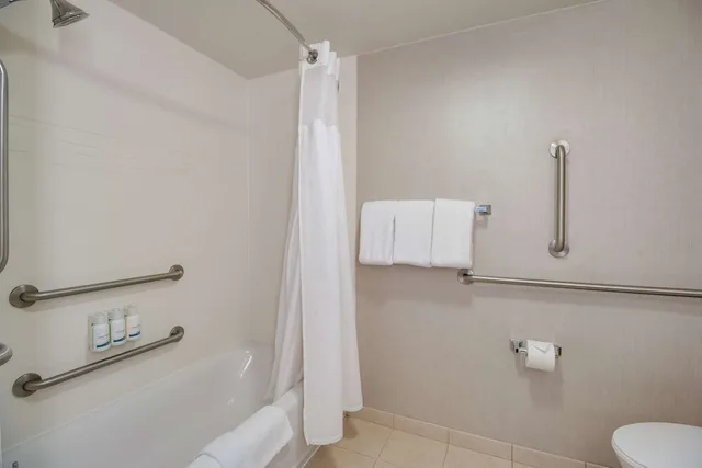 جناح بسريرين كينج بغرفتي نوم مع أريكة لذوي الإعاقة، Sonesta ES Suites Huntington Beach Fountain Valley 5/6