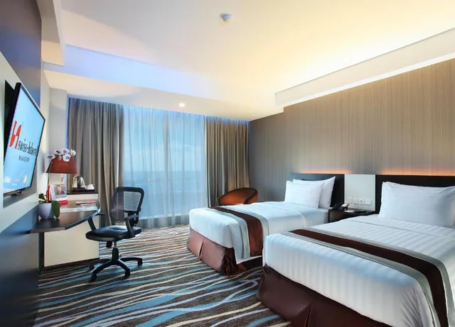 غرفة ديلوكس بسرير مزدوج أو سريرين منفصلين بإطلالة على المدينة، Swiss-Belhotel Waterfront Makassar 1/2