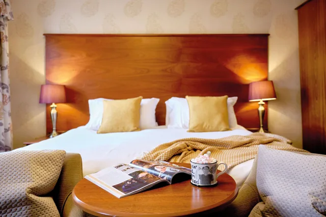 Comfy, Queen Bed، Lady Anne Middletons Hotel 2/3