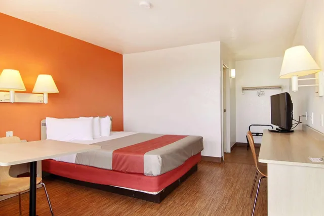1 Queen Bed - ADA/RI Shower, Motel6 Fort Stockton, TX 6/10