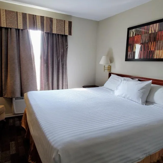 Deluxe, Suite, King Bed, Travelodge By Wyndham Stony Plain 2/8