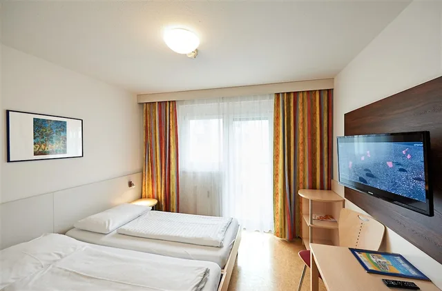 غرفة ديلوكس بسريرين منفصلين بإطلالة على الفناء، Kolping Wien Zentral Hotel 1/10
