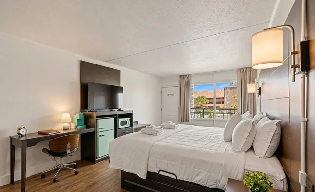 2 Bedrooms, Suite, 1 King and 2 Queen Beds, Mermaid Inn 7/10