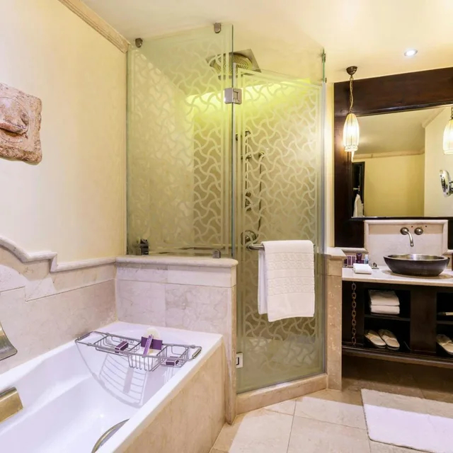 Guest Room, Deluxe, King Bed, Resort View، Sharq Village & Spa, a Ritz-Carlton Hotel 2/4