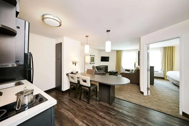 جناح بسرير كوين بغرفة نوم واحدة بحوض استحمام لذوي الإعاقة، Sonesta Simply Suites Houston City Centre 6/10