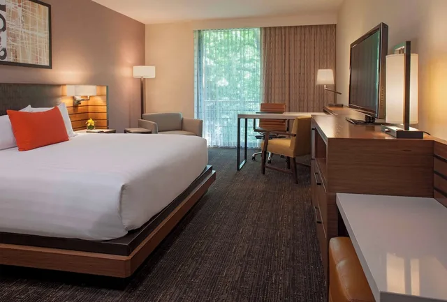Pure, King Bed، Hyatt Lodge Oak Brook Chicago 3/6