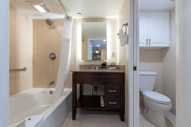 شقة سكنية بسرير كوين بغرفة نوم واحدة مع أريكة بمطبخ صغير، Coronado Beach Resort 10/10