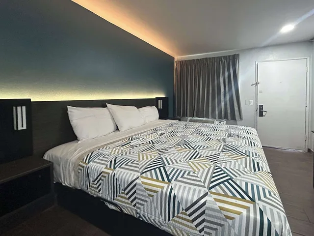 غرفة قياسية بسرير كوين لذوي الإعاقة، Studio6 Hemet, CA 1/6