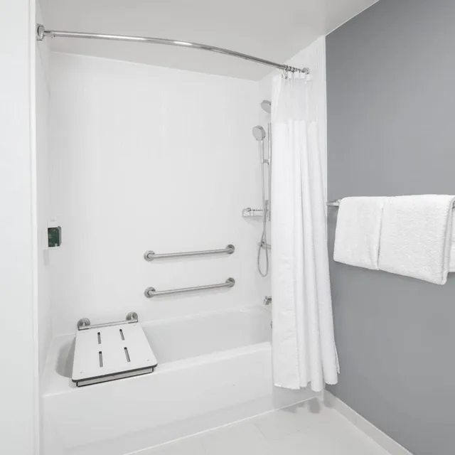 غرفة بسرير كينج مع أريكة لذوي الإعاقة، Courtyard By Marriott Augusta 4/10