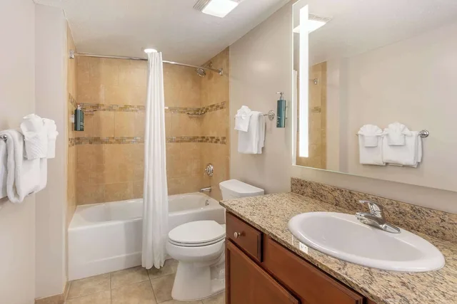 جناح بسرير كينج بإطلالة على البحر بشرفة مع أريكة، Hilton Grand Vacations Anderson Ocean Club in Myrtle Beach 4/5