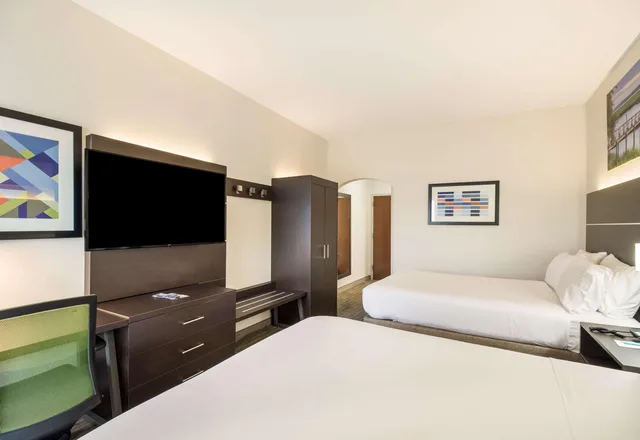 غرفة بسريرين كوين، Clarion Pointe New Bern 2/4