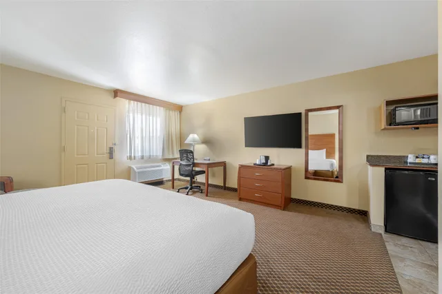 Suite, King Bed, Private Bathroom, Accessible, Best Western Cottonwood Inn 2/6