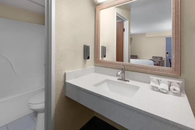 غرفة بسرير كينج، Days Inn by Wyndham Mackinaw City/Bridgeview Area 4/4