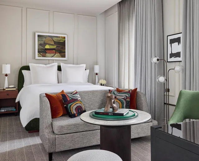 جناح بإطلالة على الفناء بغرفة نوم واحدة، Rosewood Hotel Georgia 1/1