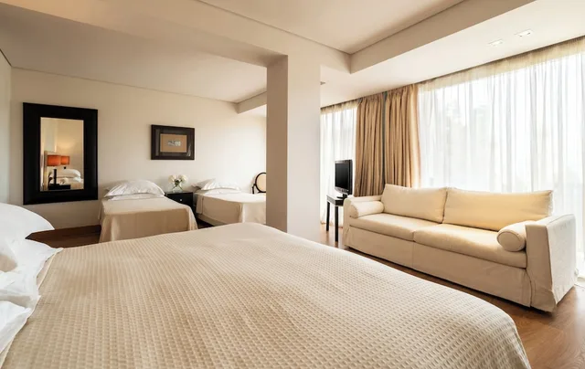 غرفة عائلية بسرير كينج وسريرين منفصلين بإطلالة على المدينة، Plaza Resort Hotel 5/8