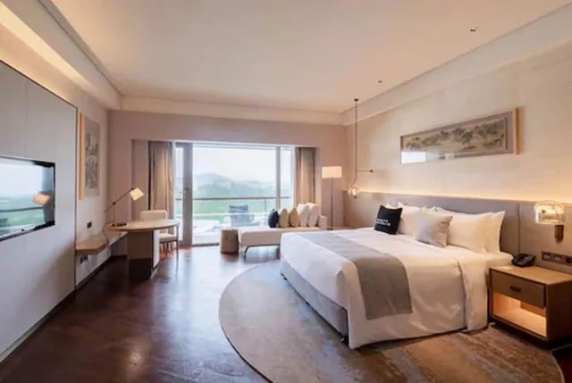 جناح تنفيذي بسرير كينج بشرفة، Le Meridien Shanghai Sheshan 1/10