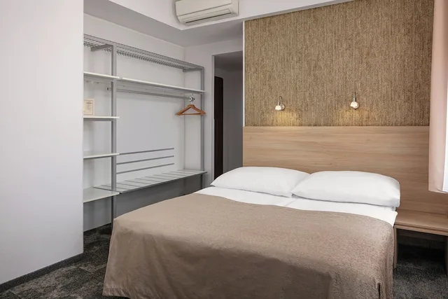 غرفة قياسية ثلاثية بسرير كينج وسرير فردي مع سرير إضافي، Ambiance Hotel 10/10