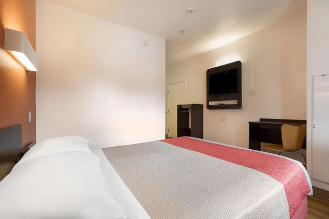 1 Full Bed Premium, Micfridge، Motel6 Orlando, FL - International Dr 4/9