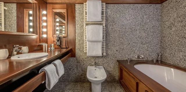 جناح بريستيج بسرير كوين مع أريكة، Lodge Park 7/10