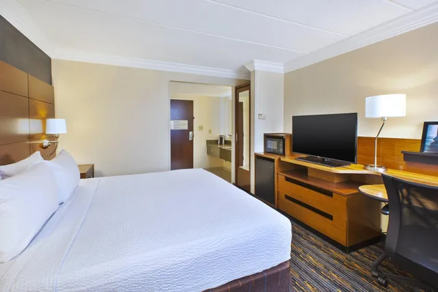 غرفة بسرير كينج بحوض استحمام لذوي الإعاقة، Fairfield by Marriott Inn & Suites Herndon Reston 1/7