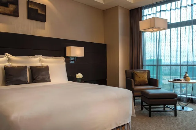 غرفة كلوب بسرير كينج بإطلالة على المدينة، Renaissance Guiyang Hotel 3/10