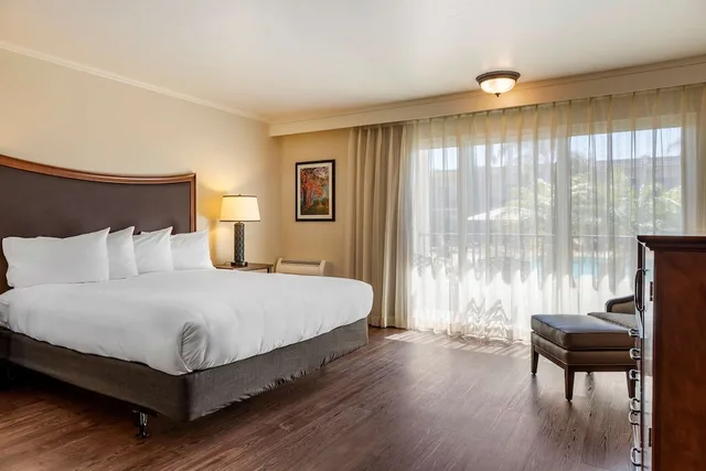 Standard, King Bed, with View, Accessible, Best Western Plus Royal Oak Hotel 2/7