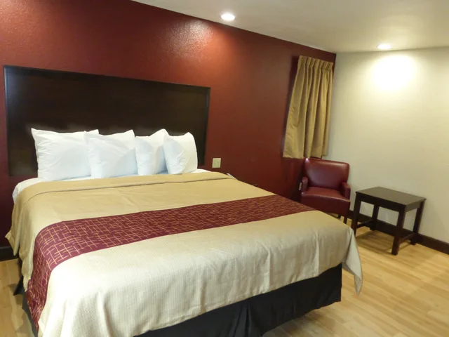 غرفة قياسية بسرير كينج، Red Roof Inn Hayward 2/8