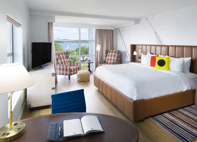 جناح ركني بسرير كينج بإطلالة على النهر بشرفة، HOTEL INDIGO OLD TOWN ALEXANDRIA 2/6