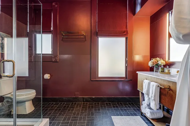 غرفة بسرير كوين، The White House Inn 4/8