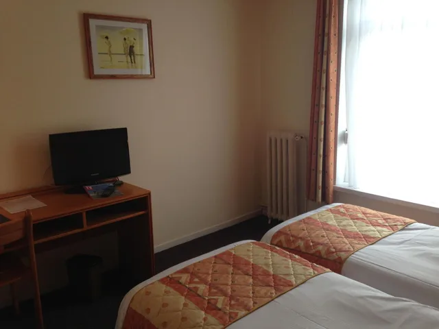 غرفة ثلاثية، Metropol Hotel 5/10