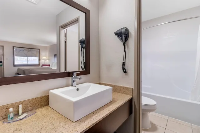 غرفة قياسية بسريرين كوين، Quality Inn & Suites Near Six Flags and Medical Center 6/6