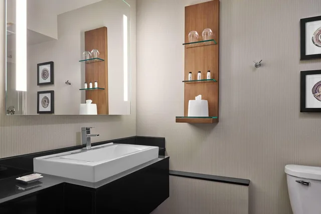 غرفة قياسية بسريرين كوين، Delta Hotels Milwaukee Northwest 3/5