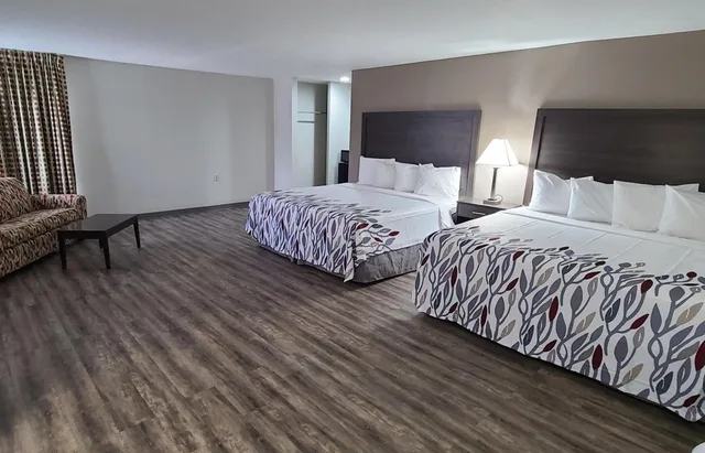 جناح بسريرين كوين مع أريكة، Red Roof Inn and Suites Duncan 5/9
