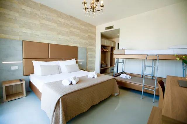 غرفة بانورامية رباعية بسرير مزدوج وسرير بطابقين بشرفة بغرفة نوم واحدة، Hotel Maestri 3/8