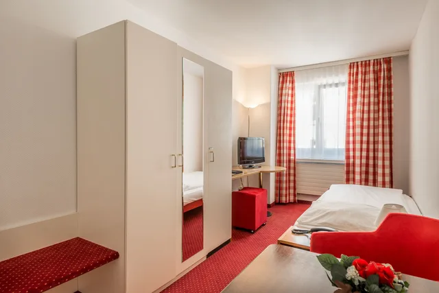 Single room EZ، Hotel Alpina Luzern 3/4