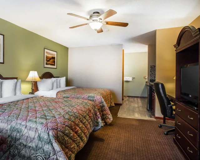 غرفة قياسية بسريرين كوين للمدخنين، Quality Inn Suites Cameron Park 1/3