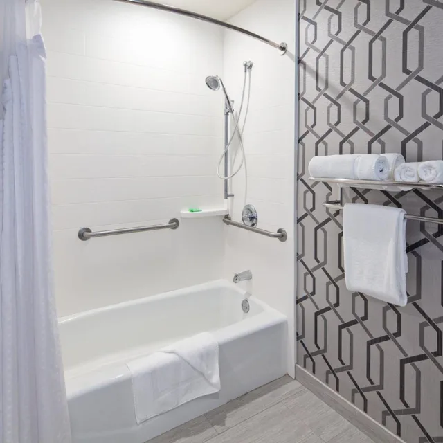 جناح لذوي الإعاقة، Holiday Inn Express Hollywood Walk of Fame An Ihg Hotel 5/8