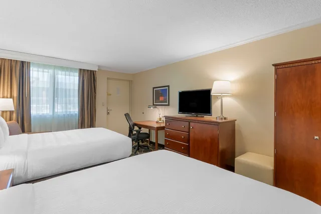 غرفة قياسية بسريرين كوين بإطلالة على الفناء، Best Western Plus Burley Inn & Convention Center 1/10