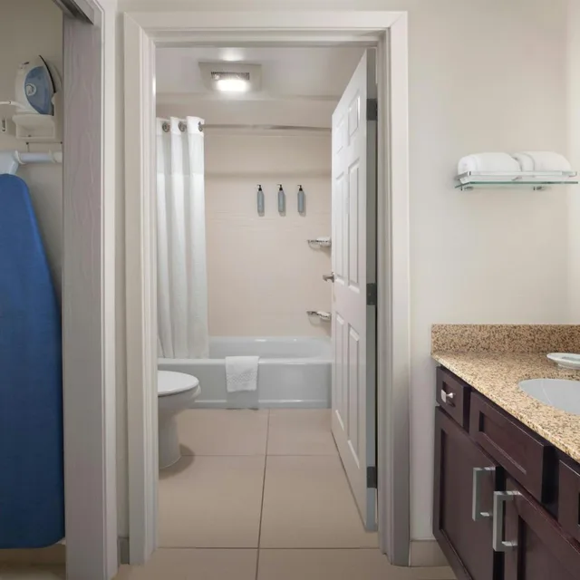 جناح بسرير كوين بغرفة نوم واحدة مع أريكة، Residence Inn New Orleans Metairie 5/7