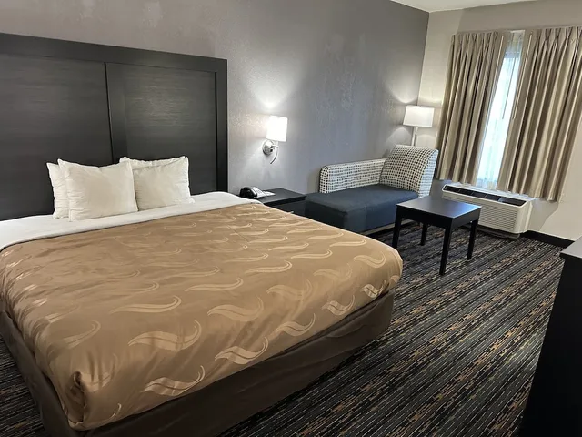 غرفة بسرير كينج لذوي الإعاقة، Quality Inn Ashland, KY 1/4