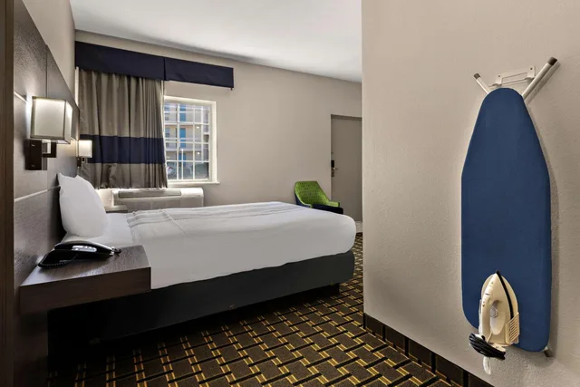 غرفة بسرير كوين بحوض استحمام لذوي الإعاقة، SureStay Plus Hotel by Best Western Tulsa East 9/9